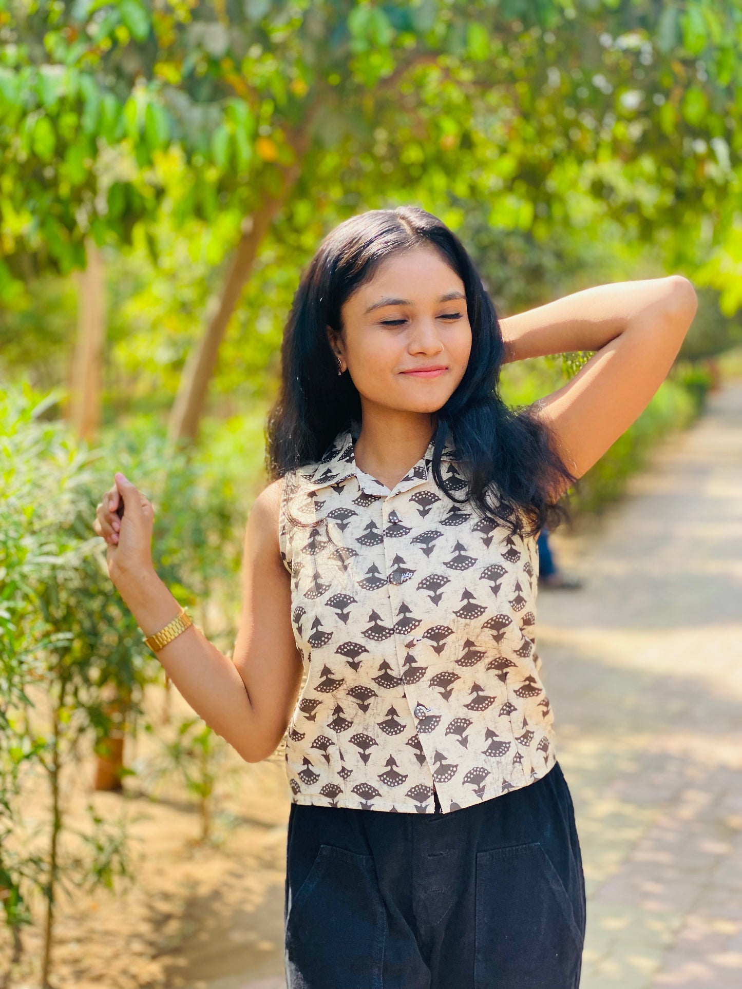 Sleeveless collared button-down top