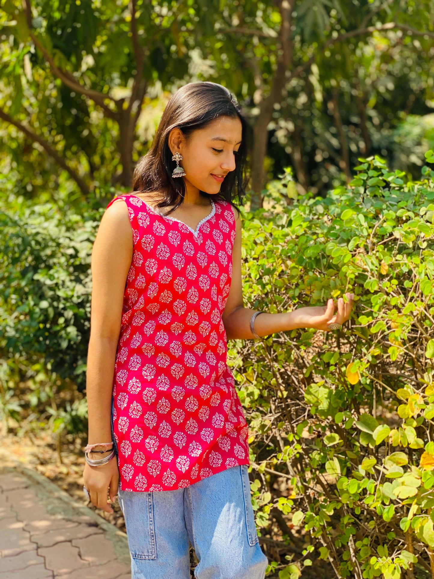 Pink sleeveless short kurti