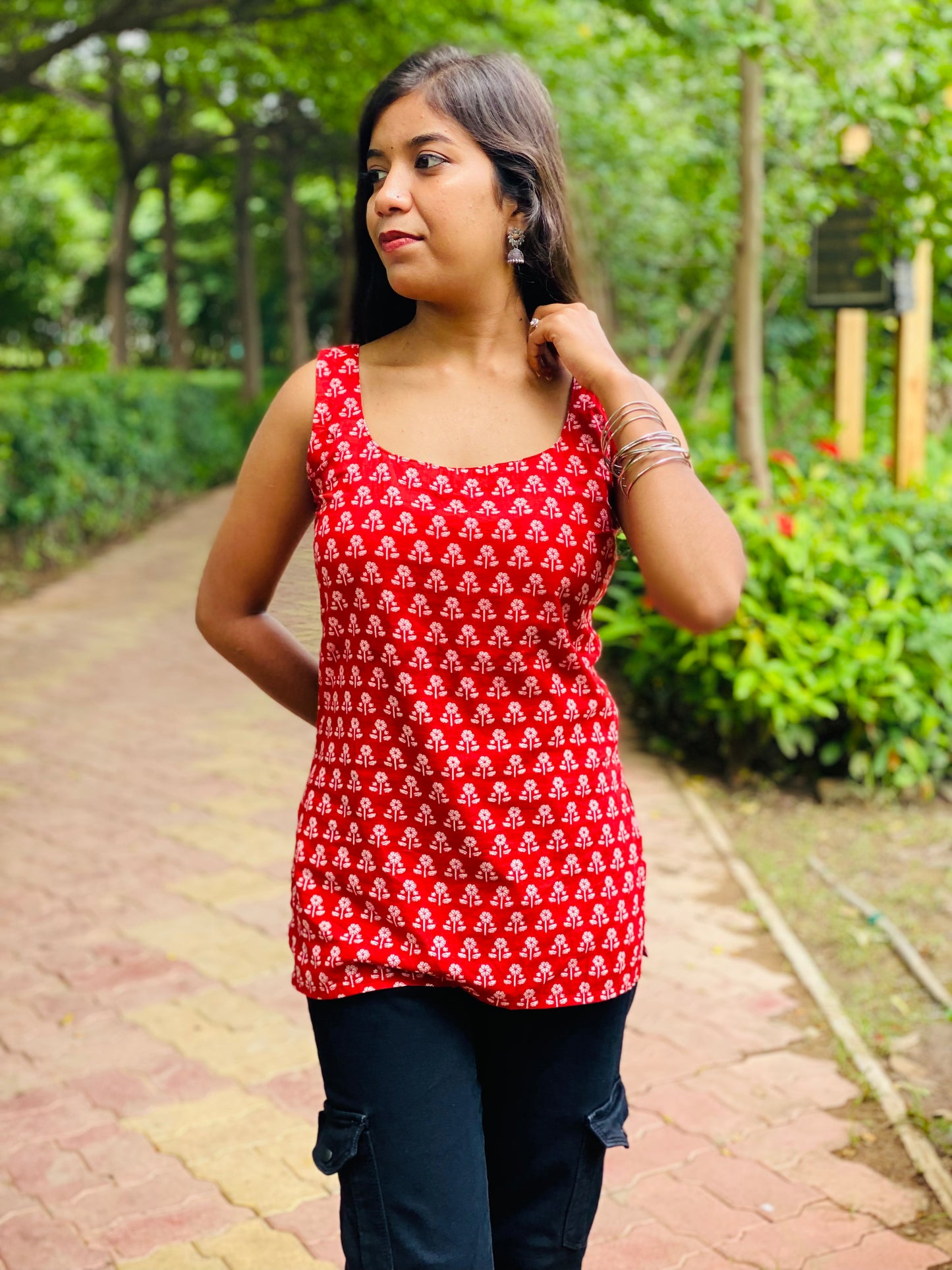 Laal Gulab Sleeveless Short Kurti