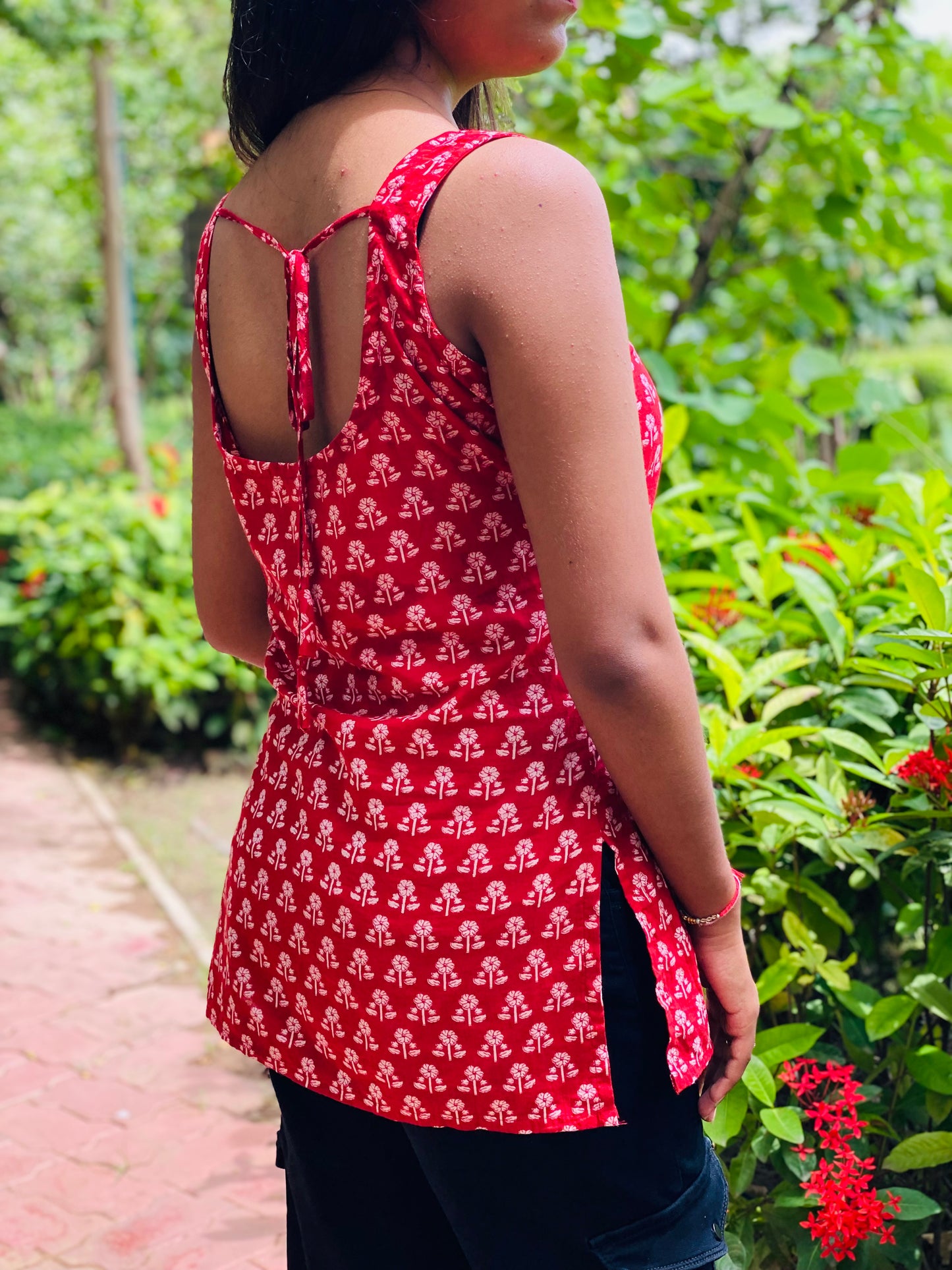Laal Gulab Sleeveless Short Kurti