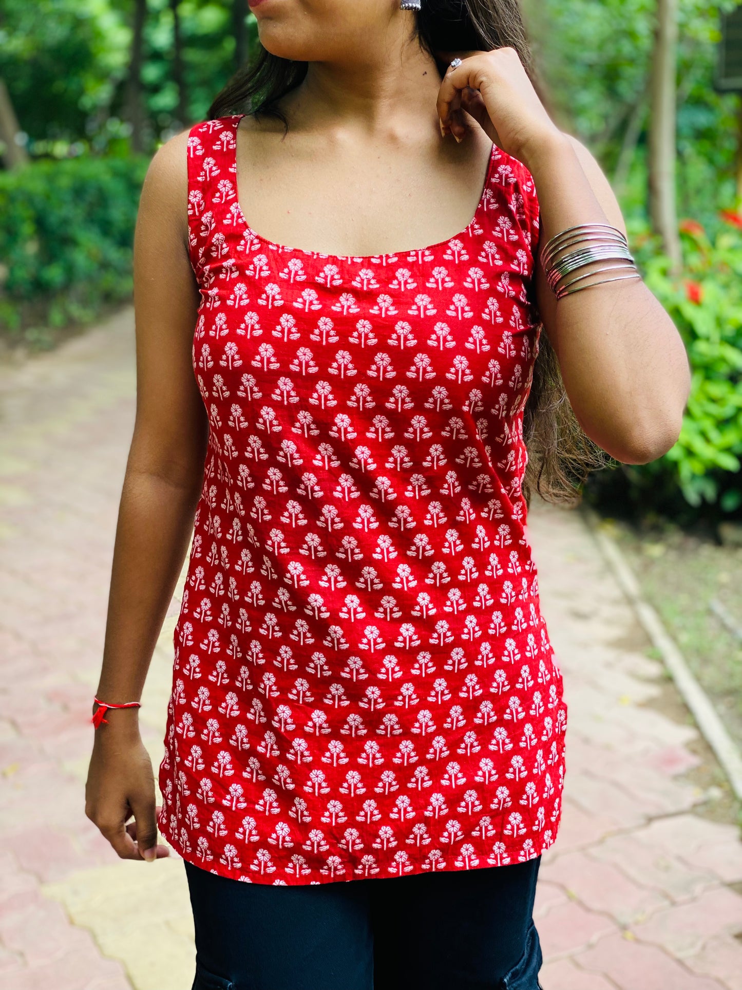 Laal Gulab Sleeveless Short Kurti