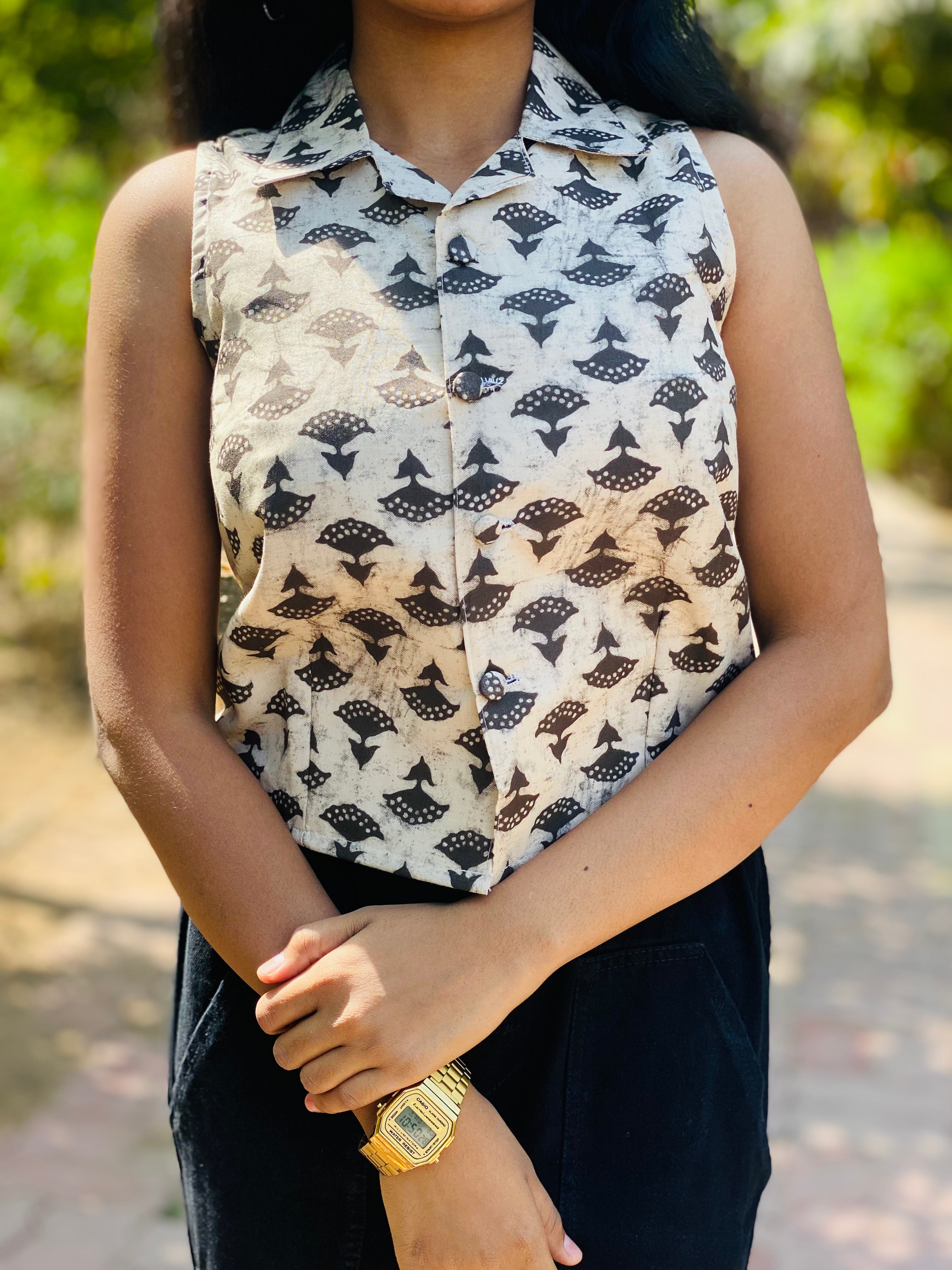Sleeveless collared button-down top